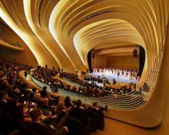 Artigianato ingegnerizzato e 230 mc di legno per l'auditorium a Baku di Zaha Hadid