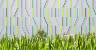 Fili d'erba: nel progetto di Cino Zucchi la natura abbraccia il nuovo magazzino automatico Pedrali