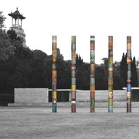 Una fila multicolore di colonne per il Padiglione di Mies a Barcellona