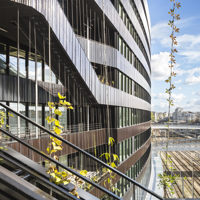 A Parigi l'edificio «tellurico» a sbalzo sui binari si "veste" di moduli di terracotta ispirati all'arte di Soulages
