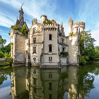 Common Ruins. Una struttura turistico-ricettiva d'avanguardia nelle rovine di un castello gotico nella Loira