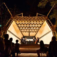 Architettura temporanea per lo spettacolo: una camera acustica per il festival Villa Pennisi in Musica