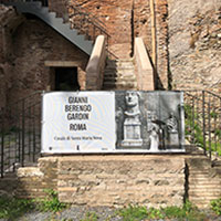 La Roma di Berengo Gardin nel progetto allestitivo di COR Arquitectos e Flavia Chiavaroli, tra colori, contrasti e prospettive