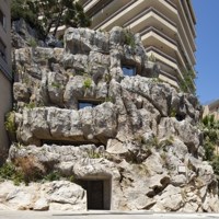 Nel Principato di Monaco spunta la casa nella roccia con "lago" interno artificiale