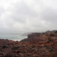 Site Mirador. Un belvedere per contemplare il paesaggio tra i resti della batteria militare Zavial in Portogallo