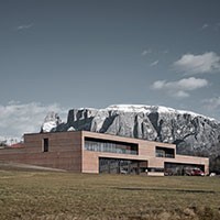 Altipiano del Renon, ultimato il Centro di protezione civile di Roland Baldi Architects