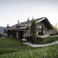 A Fiè allo Sciliar (Bz), l'hotel firmato noa* si sviluppa al di sotto del fienile