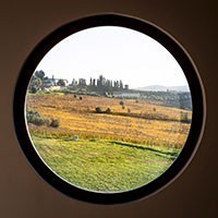Cantina Podere La Chiesa, alla scoperta di geometrie e simboli con le foto di Stefano Perego