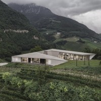Una villa come un nastro tra i vigneti, a Termeno (Bz) il progetto firmato Peter Pichler Architecture