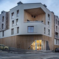 Torino, il complesso residenziale Lomellina che sembra una palafitta