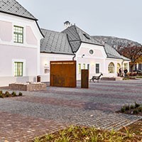 Tra le Dolomiti, piazza stazione di Collalbo firmata Roland Baldi Architects ferma il tempo e invita alla sosta
