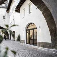 Bolzano: il passato mercantile dell'antica strada riemerge nel bistrot firmato noa*