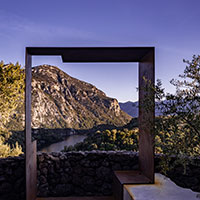 Ventana, la finestra di studio inhōri immersa nel paesaggio mediterraneo della Sardegna
