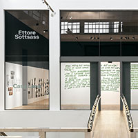 Triennale Milano, l'uso della "Parola" nelle opere di Ettore Sottsass