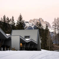 Sauna tra le chiome e silhouette riconoscibile per l'ampliamento dell'hotel firmato noa*