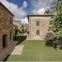 Pierattelli Architecture trasforma l'ex complesso vescovile nel Chianti in boutique hotel