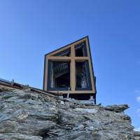 Ghiacciaio del Ruitor (Valle d'Aosta), inaugurato il bivacco progettato da Massimo Roj (Progetto Cmr)