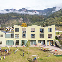 La Tartan School di MoDusArchitects, incastonata a Terlano tra centro abitato e filari di vite