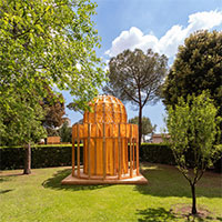 Festival des Cabanes 2024, l'abitare - a Villa Medici - ha la forma di "capanna" immersa nella natura