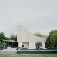 Studio wok ridisegna un'ex cabina elettrica abbandonata come residenza d'artista