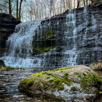 Un rifugio nel contesto naturale e storico delle Howard Falls, USA