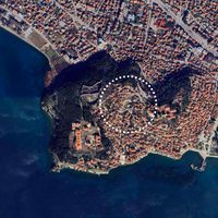 Un vivace spazio pubblico contemporaneo nell'antico teatro di Ohrid, patrimonio UNESCO della Macedonia