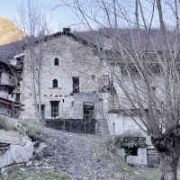 Prazzo (Cn), nell'antica struttura medievale Dario Castellino sospende una capsula abitativa