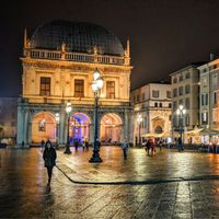 La Stele di Carlo Scarpa in piazza della Loggia e tre percorsi fotografici per non dimenticare