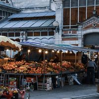 Il mercato come spazio urbano: modi di viverlo in quattro continenti