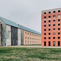 La città dei vivi, la città dei morti: in cuffia verso il cubo di Aldo Rossi