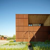 Pisa, la Cantina Villa Saletta di Rossiprodi Associati pensata come "teatro del fare"