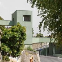 Barbiano (BZ), il versante verde di Roland Baldi Architects accoglie chi arriva al paese