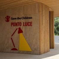 AOUMM firma Punto Luce, cerchio di condivisione in mezzo ai grigi palazzi di Gallarate