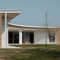 Una linea orizzontale nel paesaggio pianeggiante bergamasco. Completata la scuola dell'infanzia di Capitanio Architetti