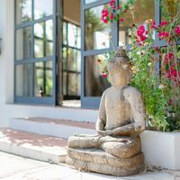 Un padiglione per lo yoga nel paesaggio dell'Italia centrale, tra Lazio e Abruzzo
