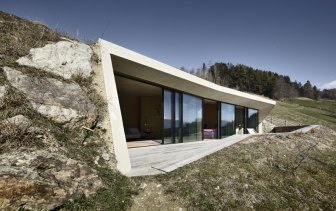 La casa nascosta sotto la collina, con vista Dolomiti: l'ultimo progetto del giovane Pavol Mikolajcak